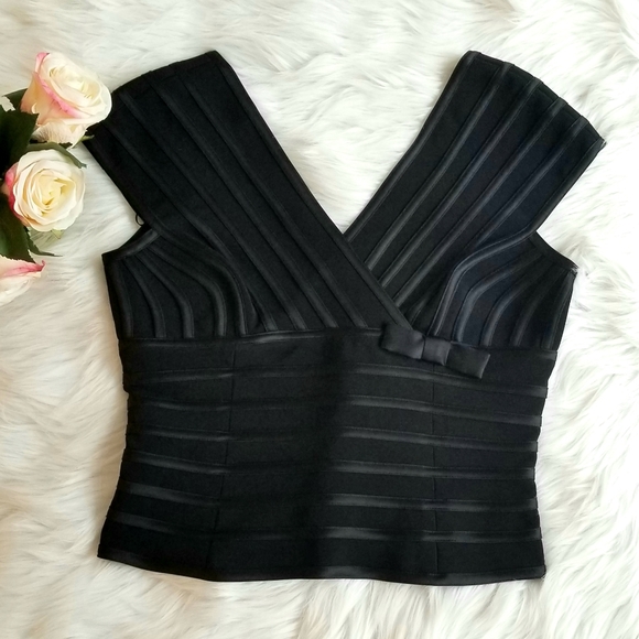 JS Collections Deep V off the shoulder crop top - Picture 3 of 4